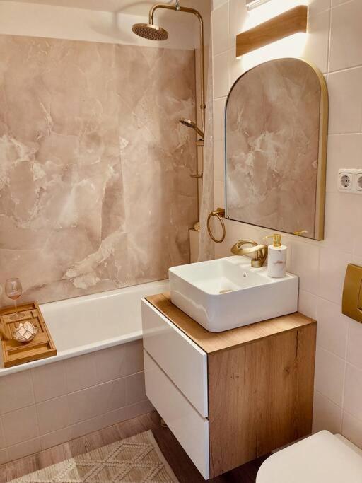 Amalfi Home - Stylish Apartment With Terrace Schoenefeld Ngoại thất bức ảnh