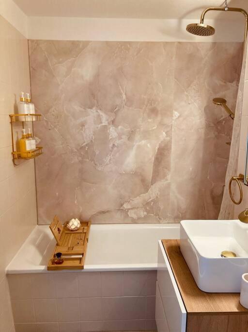 Amalfi Home - Stylish Apartment With Terrace Schoenefeld Ngoại thất bức ảnh