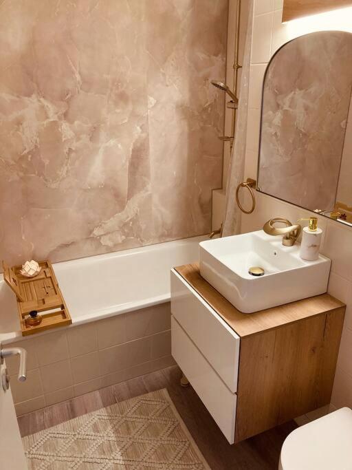 Amalfi Home - Stylish Apartment With Terrace Schoenefeld Ngoại thất bức ảnh